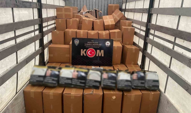 Tırın dorsesinden kolilerce kaçak tütün ele geçirildi