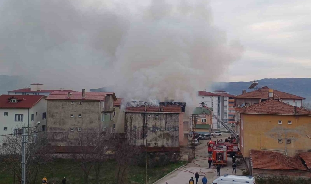 Tokat'ta 3 katlı binanın çatısında korkutan yangın