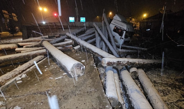 Tokat'ta tomruk yüklü tır devrildi, çevre yolu ulaşıma kapandı
