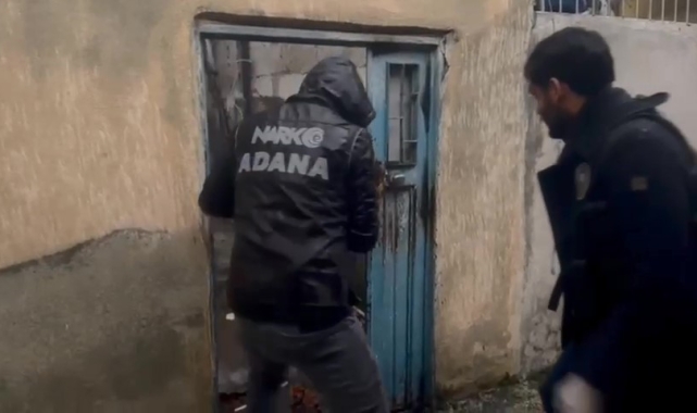 Torbacı uyuşturucuları yatağın içerisine gizlemiş