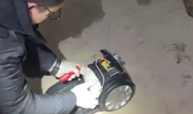 Tost makinesini ve süpürgeyi açan polis şok oldu