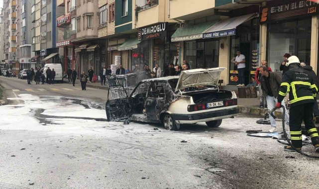 Trabzon'da araç sokak ortasında alev alev yandı