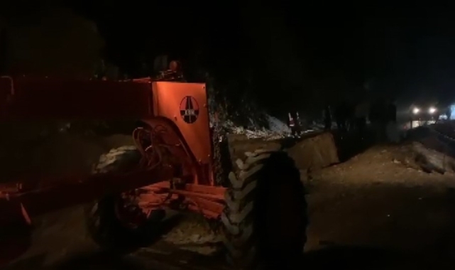 Tunceli'de dağdan kopan devasa kayalar, yolu trafiğe kapattı