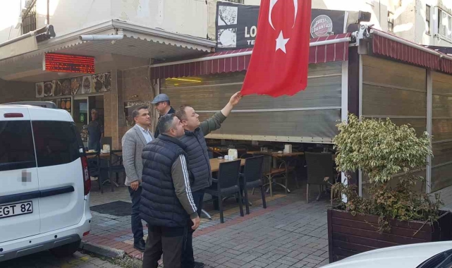 Türk bayrağını bıçakla kesen şahıs, önce güvenlik kameralarına sonra polise yakalandı