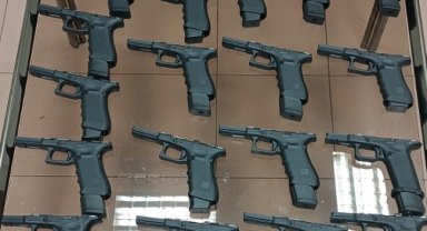 Türk vatandaşının aracında sınırda 18 tabanca ele geçirildi