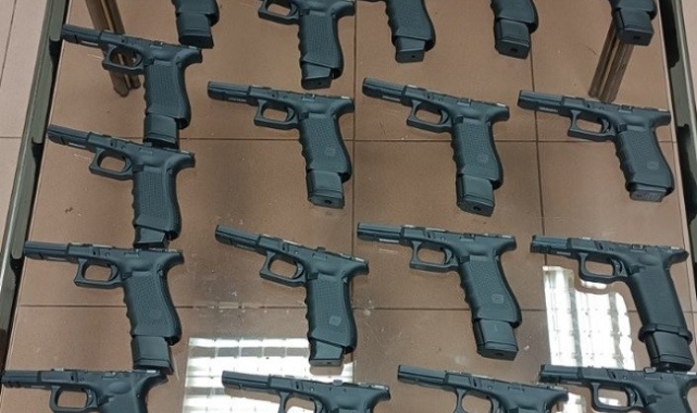 Türk vatandaşının aracında sınırda 18 tabanca ele geçirildi