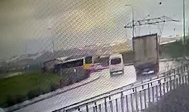 Tuzla'da İETT otobüsü park halindeki kamyona çarptı: 5 yaralı