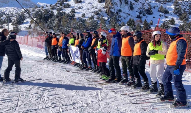 Üniversite öğrencilerine kayak dersi
