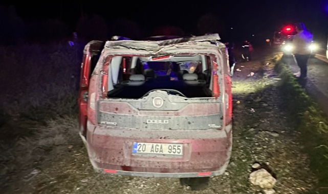 Uşak'ta hafif ticari araç ile minibüsün çarpışması sonucu 3 kişi yaralandı