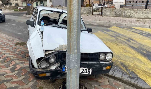 Uşak'ta otomobil elektrik direğine çarptı: 2 yaralı