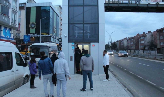 Üst geçit asansöründe mahsur kalan kadını itfaiye kurtardı