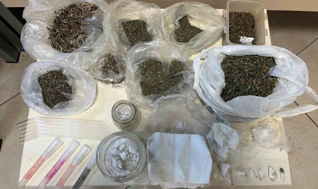 Uyuşturucu taciri evli çift polis baskınıyla yakalandı