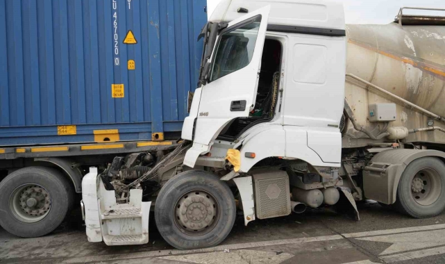 Uyuya kalan beton mikseri şoförü, gişelerde tıra arkadan çarptı: 2 yaralı