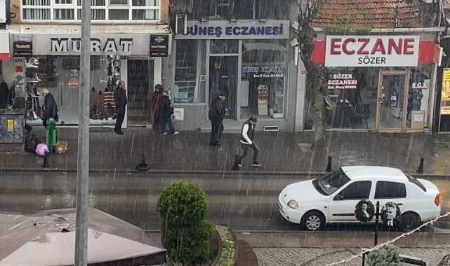 Uzunköprü'de sağanak yağış etkili oluyor