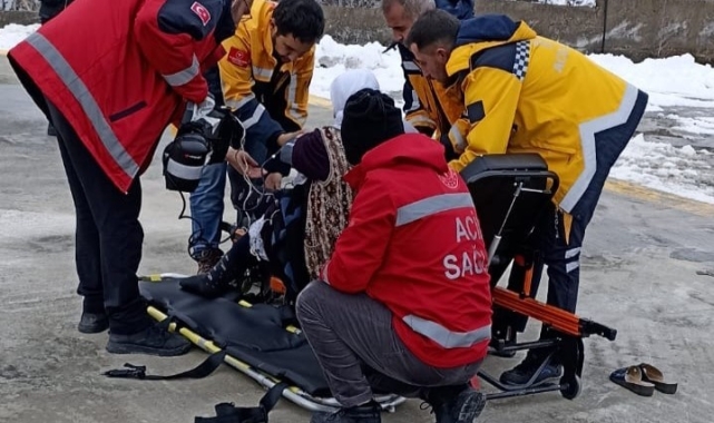 Van'da göğüs ağrısı olan yaşlı hasta için helikopter havalandı
