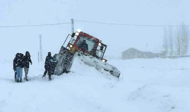Van'da kurtarma çalışması sırasında iş makinesi kara saplandı