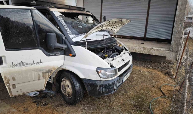 Van'da park halindeki kamyonet yandı