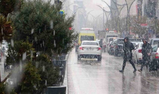 Van'da yoğun kar yağışı etkili oluyor