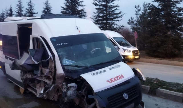 Viraja hızlı giren işçi servisi ağaca çarptı, 12 kişi yaralandı