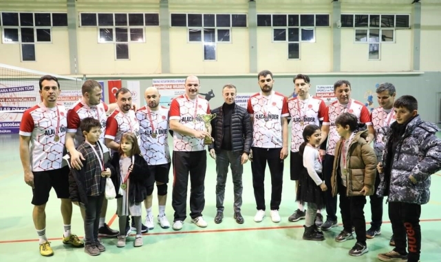 Voleybol turnuvasında şampiyonluk kupasını Alaca Önder aldı