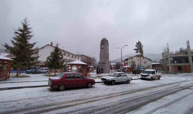 Yağan kar ilçe merkezini beyaza bürüdü