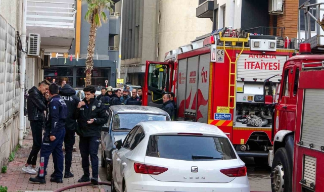 Yatak odasının kule döndüğü yangında canlarını zor kurtardılar