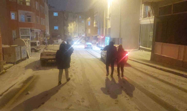 Yoğun kar yağışı gece yarısına kadar sürdü