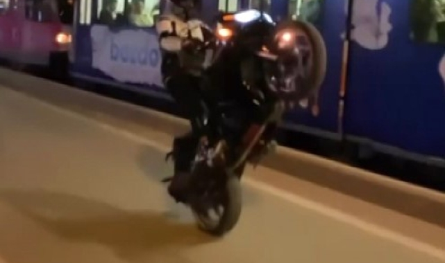 Yoğun trafikte motosikletin önünü kaldırarak akrobatik hareketler yaptı