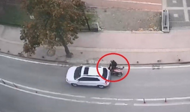 Yolda aniden durup geri hareket eden araç, az daha motosikletliyi eziyordu