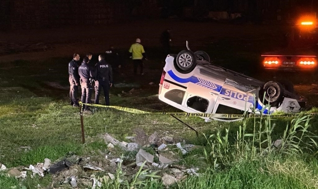 Yolda köpeğe çarpan polis aracı şarampole uçtu: 3 polis yaralı