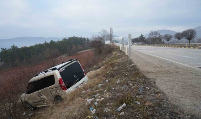 Yolu şaşıran sürücü, tarlaya uçtu: 3 yaralı