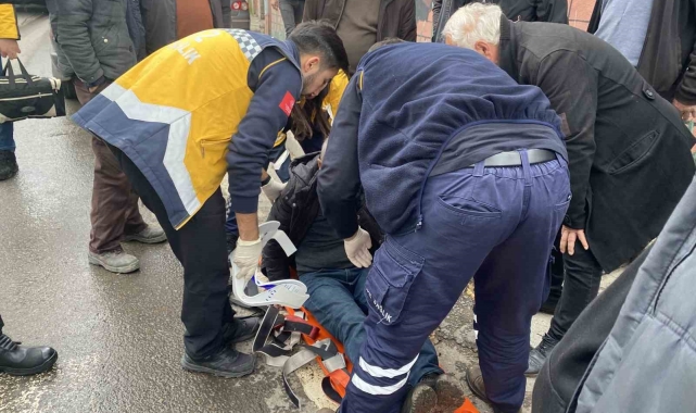 Yolun karşısına geçmek isterken araba çarptı