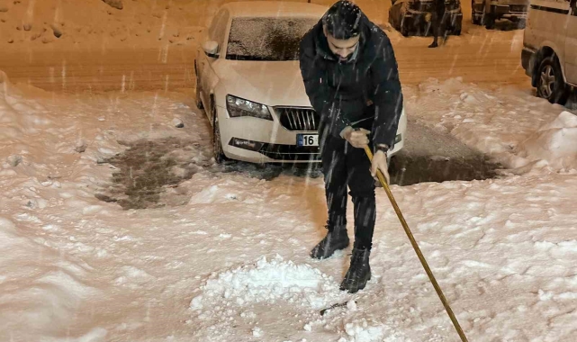 Yüksekova'da kar yağışı başladı