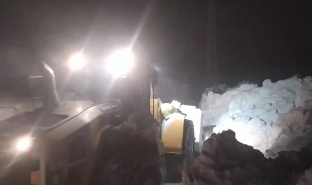 Yüksekova'da kepçe boyunu aşan karda yol açma çalışması