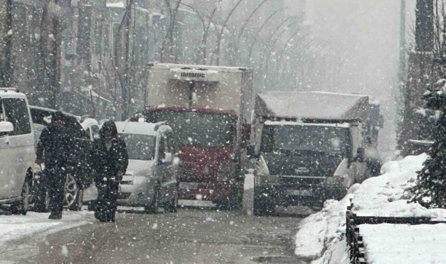 Yüksekova'da yoğun kar yağışı: Uçak seferleri iptal edildi