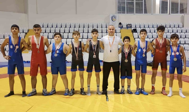 Yunusemre'nin altyapı güreşçileri Türkiye Şampiyonalarına damga vuruyor
