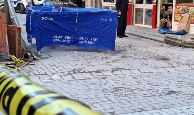 Zeytinburnu'nda dehşet: Arkadaşını öldürüp baltayla başını kesti