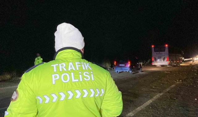Zonguldak'ta karayolunda heyelan: Araçta hasar meydana geldi