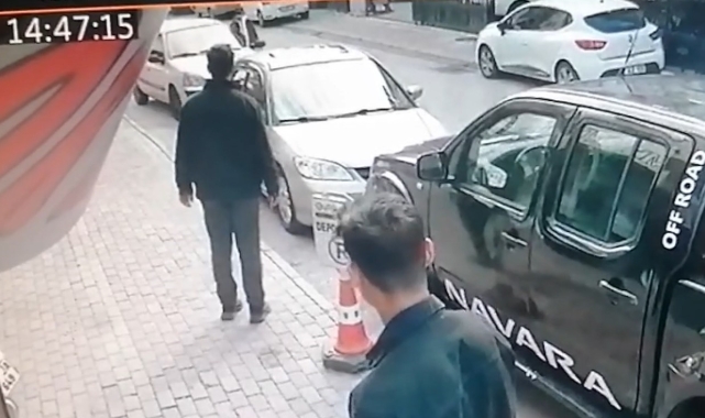 10 yaşındaki çocuk gaza bastı, araç park halindeki araçlara çarptı