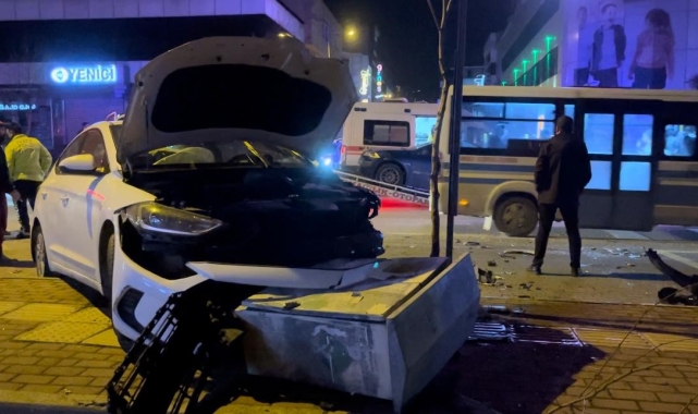 2 otomobil çarpıştı: 6 yaralı