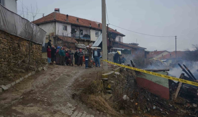 29 koyunun telef olduğu ev ve ağıl yangınında maddi zarar ortaya çıktı