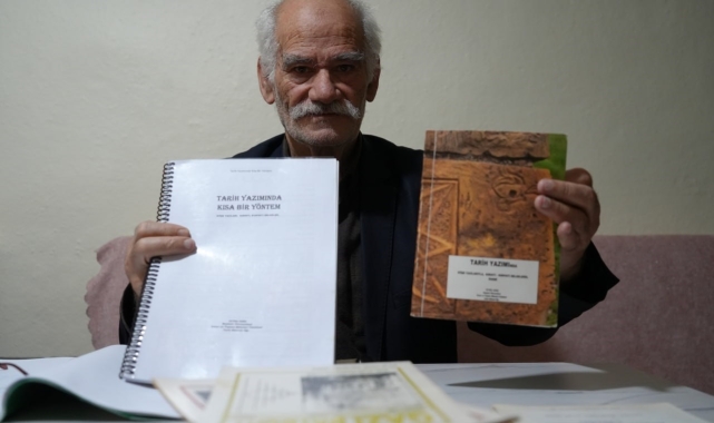 73 yaşındaki üniversite öğrencisi hem derslerine çalışıyor hem de kitap yazıyor
