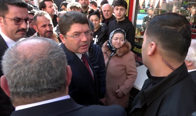 Adalet Bakanı Tunç'tan kıraathanedeki vatandaşlarla esprili sohbet