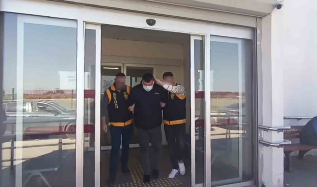 Adana&#039;da bir eve yapılan baskında 5 tabanca ve parçaları ele geçirildi