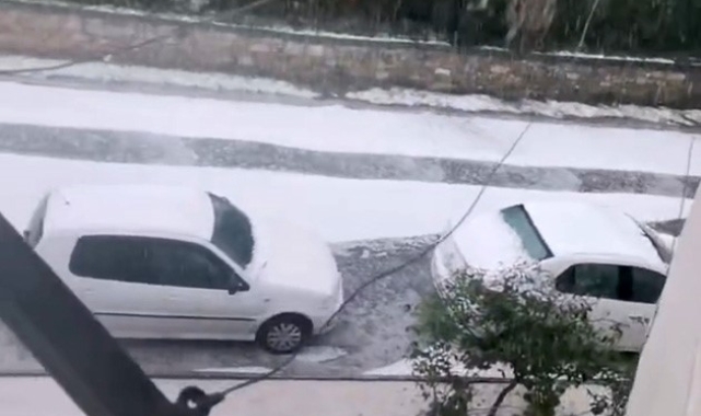 Adana'da dolu sokakları beyaza bürüdü