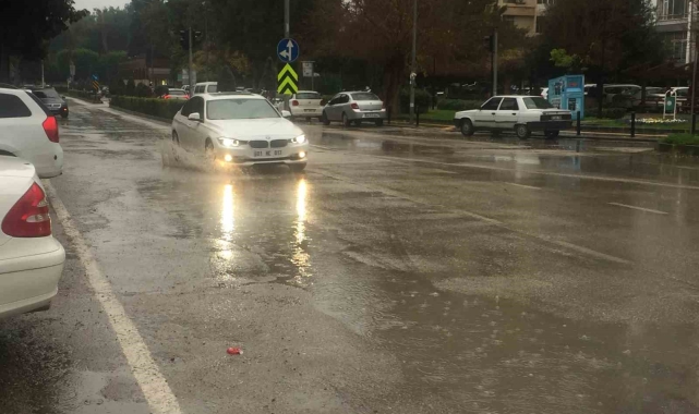 Adana'da yağış etkili olmaya başladı