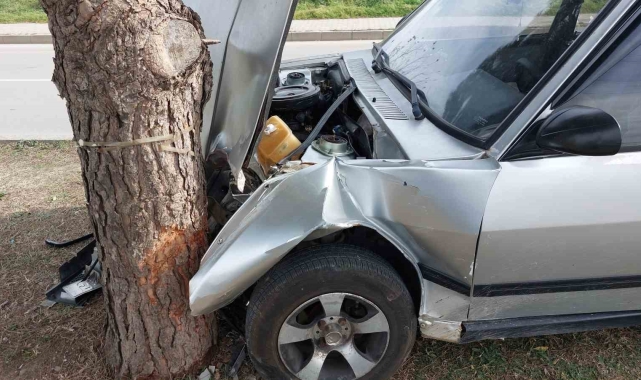 Ağaca çarpan Tofaş hurdaya döndü: 1 yaralı