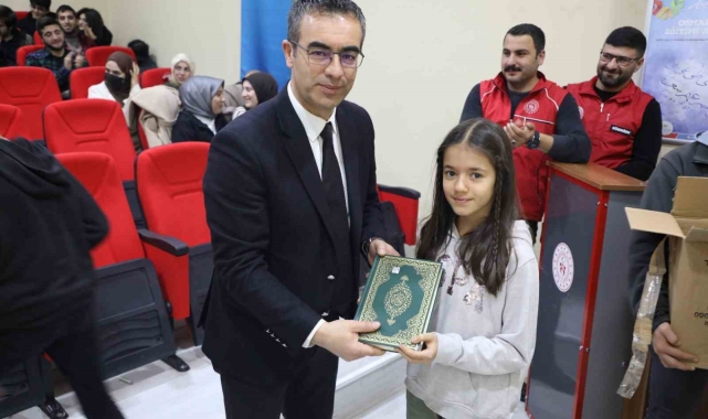 Ağrı Gençlik Merkezi, depremde hayatını kaybedenler için hatim duası yaptı