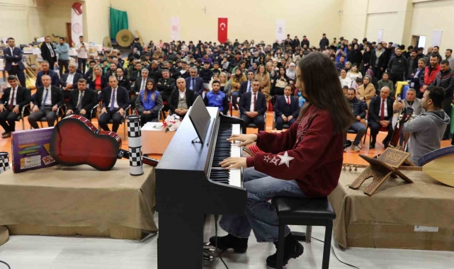 Ağrı'da gençlere spor ve sanat malzemesi desteği