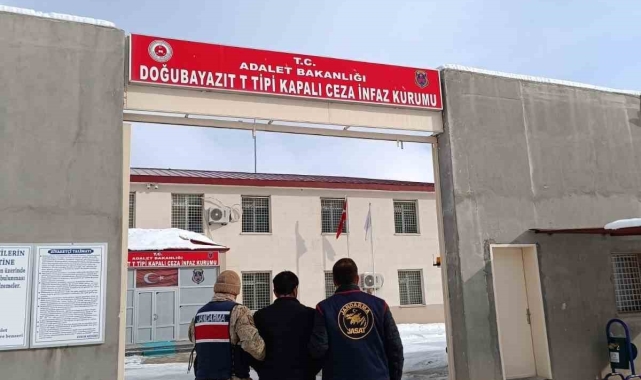 Ağrı'da toplamda 15 yıl hapis cezası olan 2 firari yakalandı